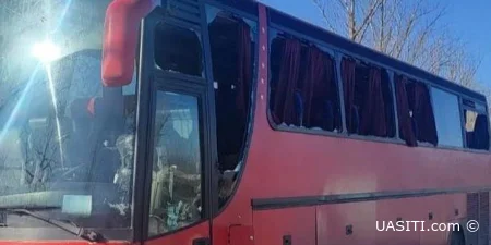 У Харківській області російські окупанти завдали удару дроном по автобусу, що слідував маршрутом Харків — Великий Бурлук.