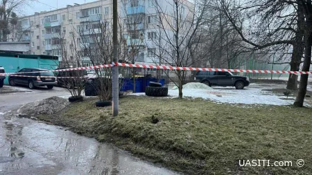 У Львові працівниця комунальної служби під час прибирання території виявила біля сміттєвих баків предмет, схожий на бойову гранату